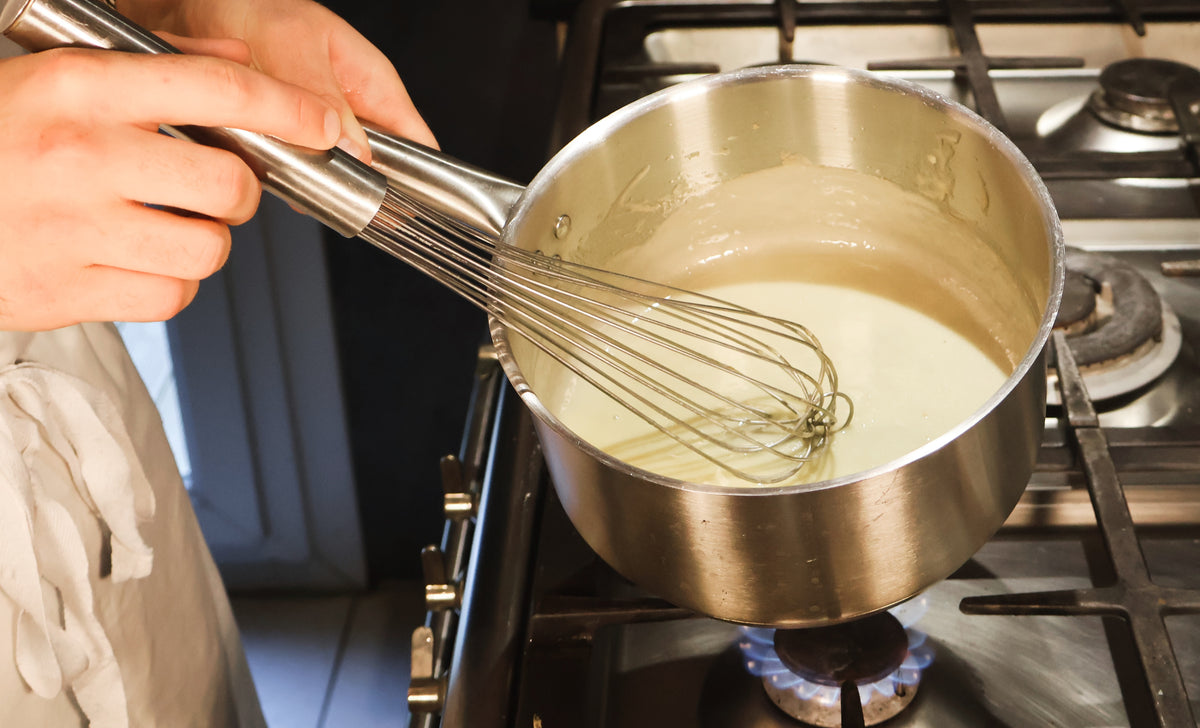 Sauce SAUGUS montée au fouet dans une casserole